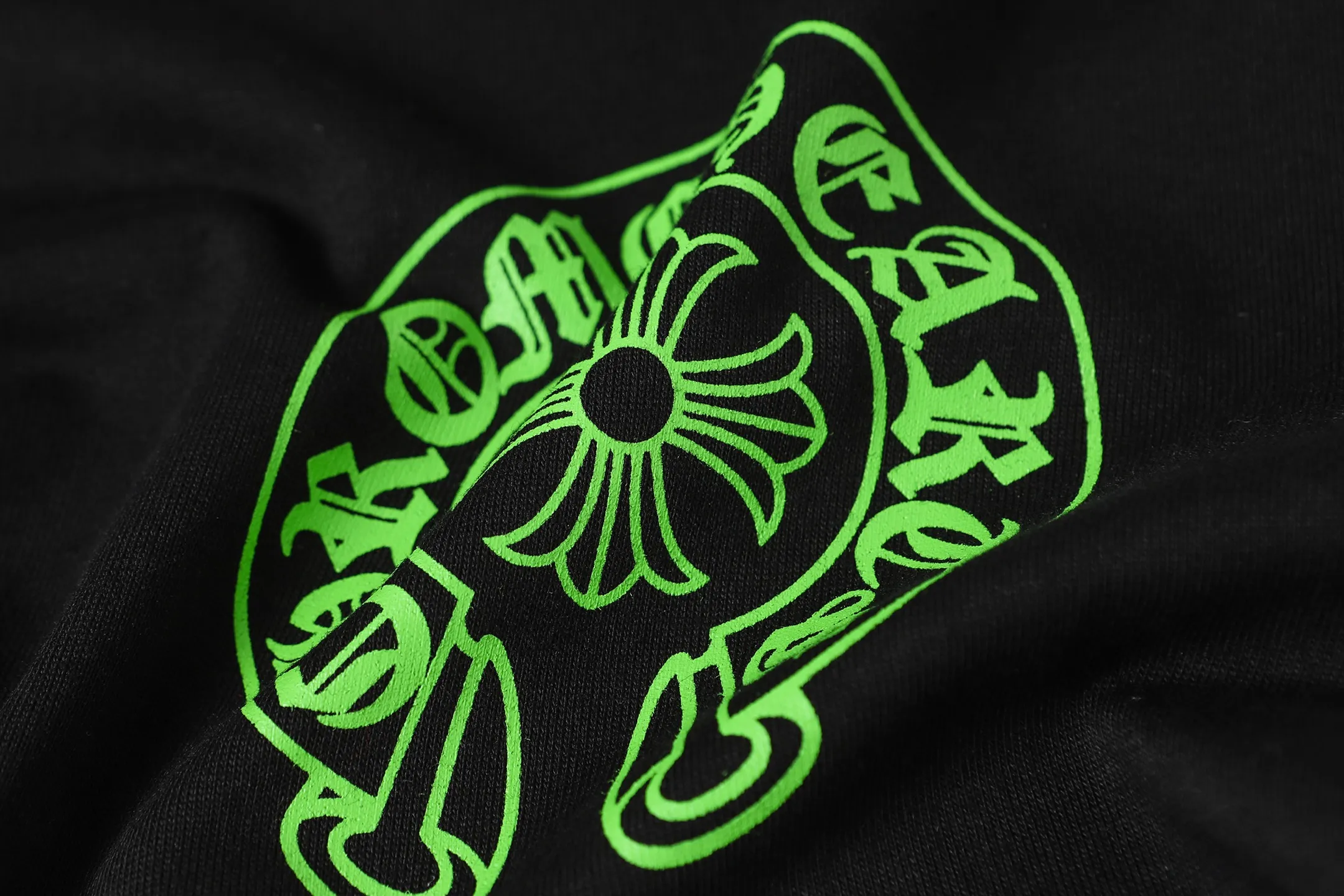 P150 Cross-border running quantity model, please do not place an order if you are pursuing quality - Chrome Hearts/Chrome Hearts Sanskrit leather cross✝️Best-selling short-sleeved T-shirt - High weight, high density and high quality. The wool is soft, delicate and skin-friendly. It feels soft and silky. It has excellent warmth and skin-friendly properties. - Customized weaving and dyeing, no color difference. No matter the fabric or workmanship details, it beats the ordinary version on the market -Colour: black -Size: S M L XL